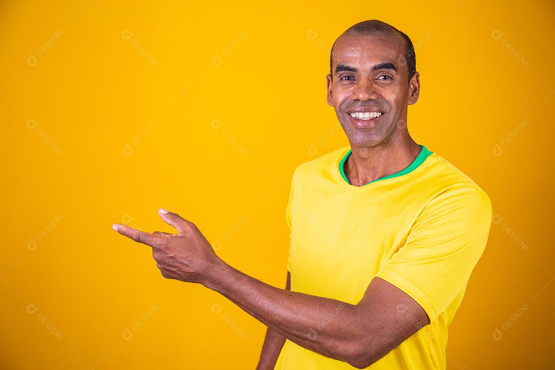 Bonito homem afro brasileiro apontando para o lado