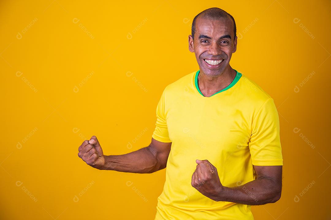 Fã brasileiro comemorando a vitória. Sim!