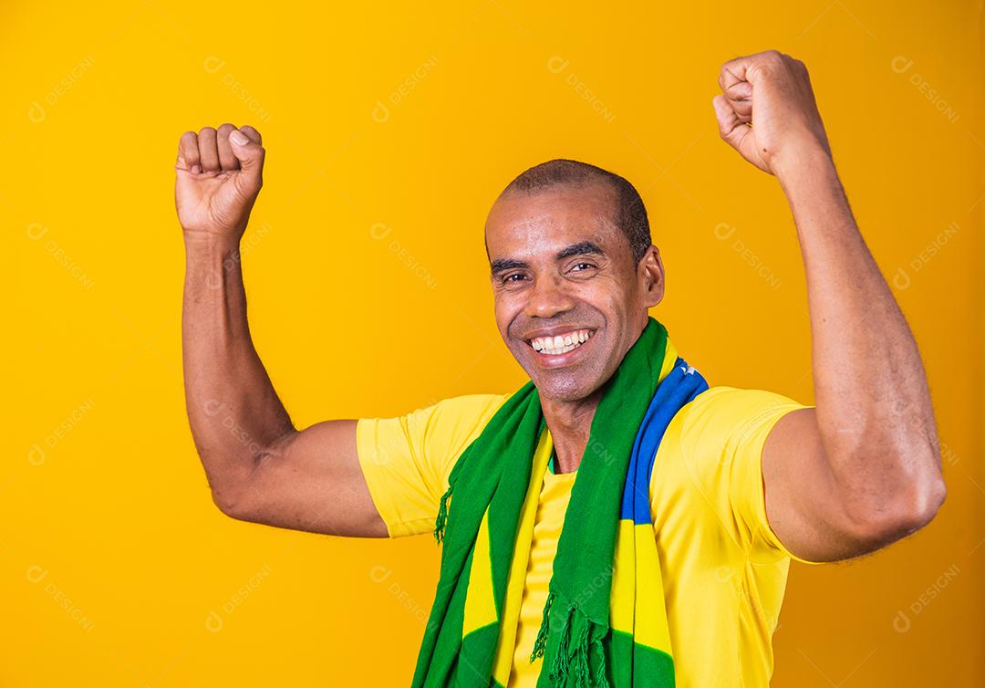 Jogador de futebol brasileiro, comemorando em um fundo amarelo.