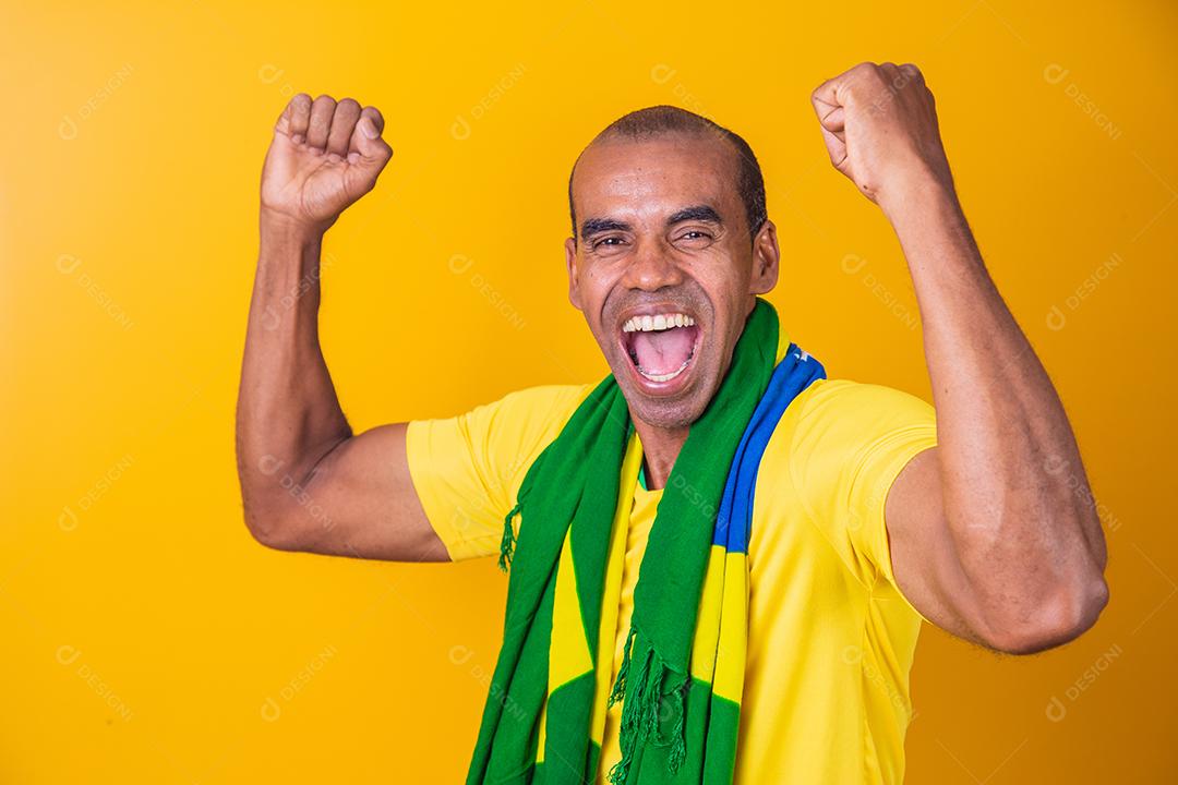 Jogador de futebol brasileiro, comemorando em um fundo amarelo.