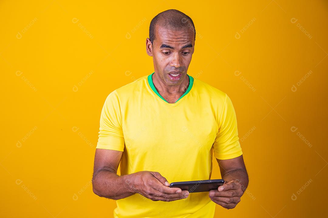 Torcedor brasileiro fica nervoso durante a partida