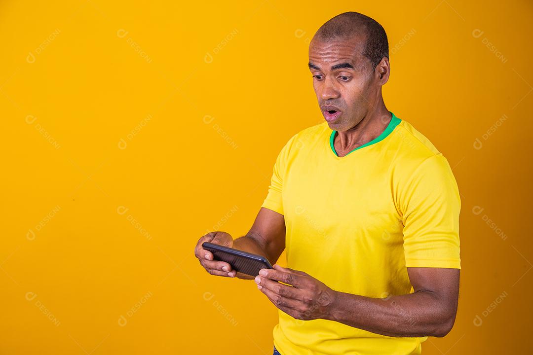 Torcedor brasileiro fica nervoso durante a partida