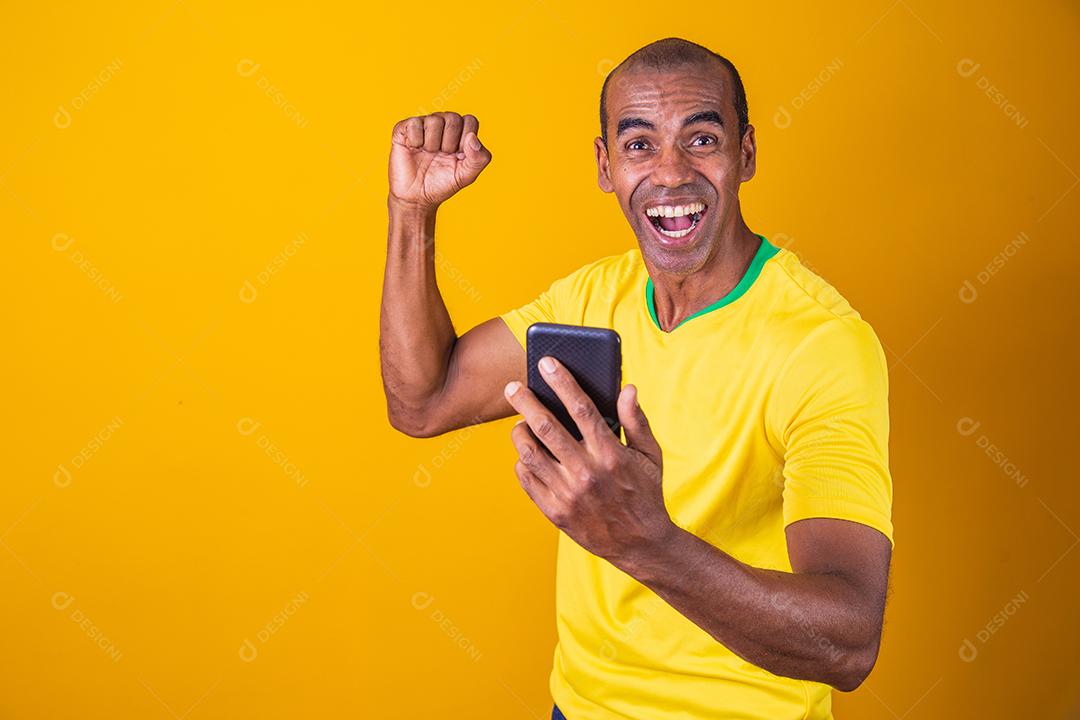 Torcedor brasileiro fica feliz durante o jogo