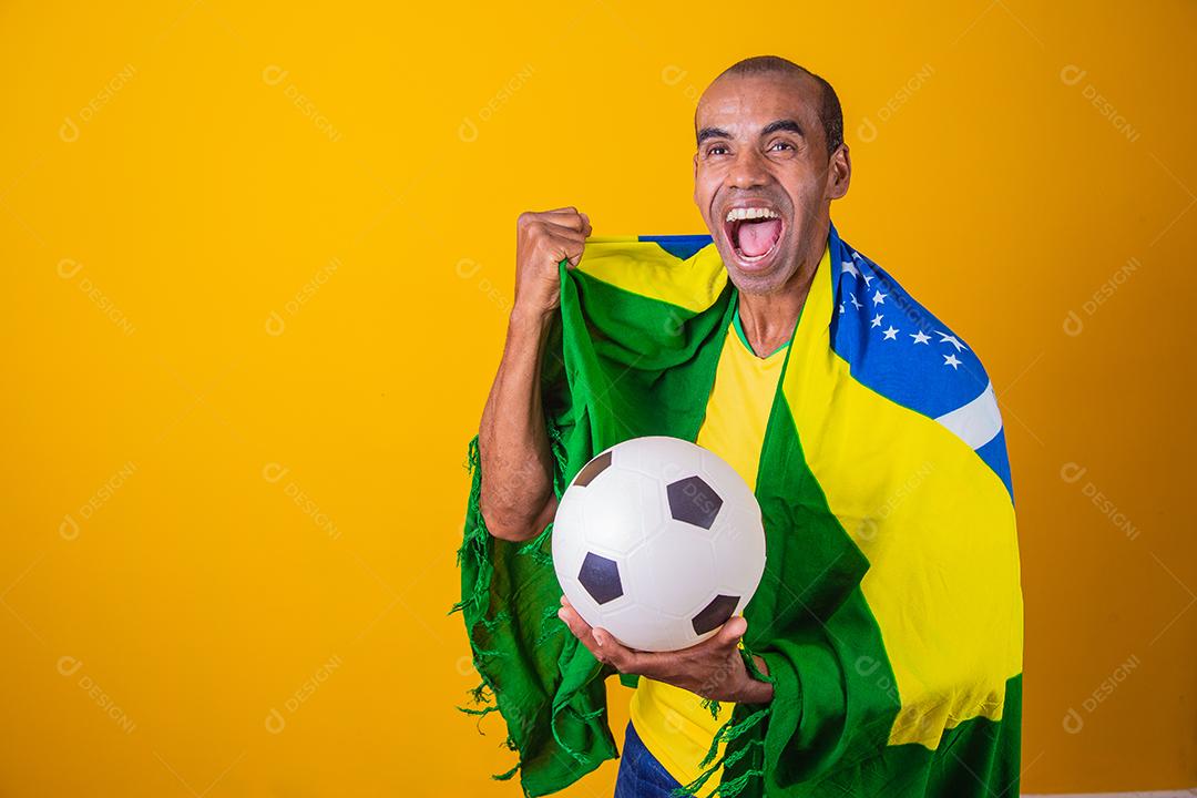 fã brasileiro comemorando em fundo amarelo