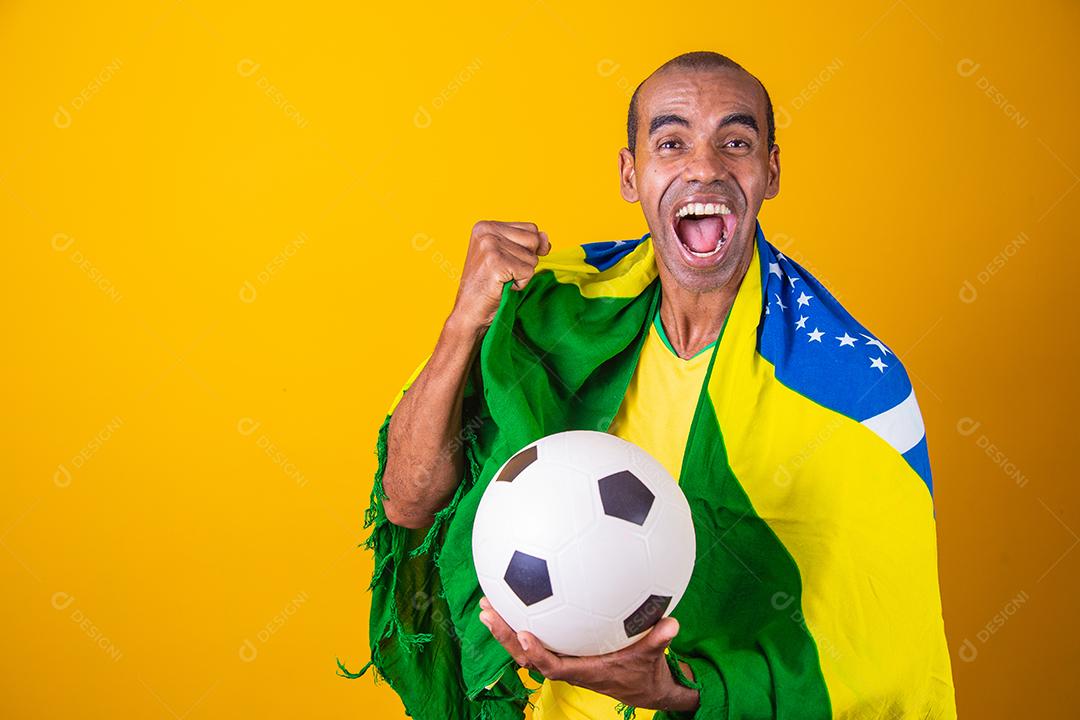 fã brasileiro comemorando em fundo amarelo