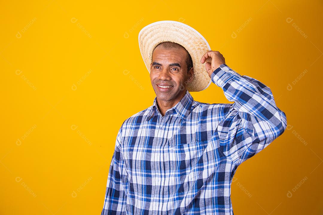 Retrato de homem brasileiro vestindo roupas típicas para a Festa Junina
