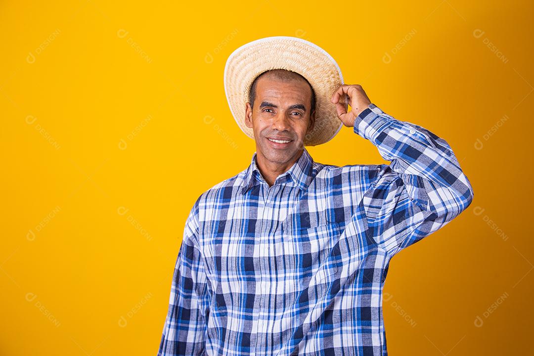 Retrato de homem brasileiro vestindo roupas típicas para a Festa Junina