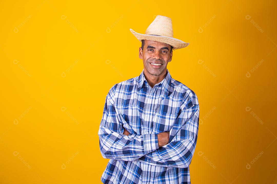 Retrato de homem brasileiro vestindo roupas típicas para a Festa Junina