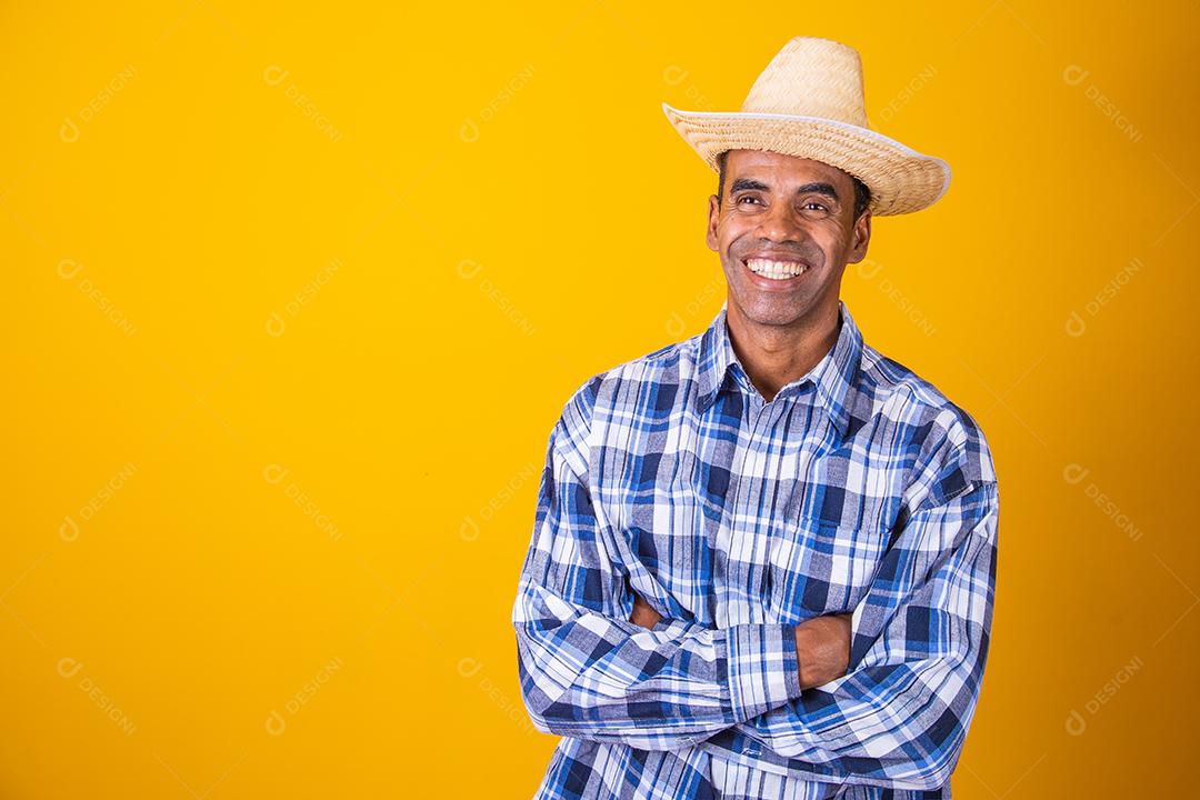 Retrato de homem brasileiro vestindo roupas típicas para a Festa Junina