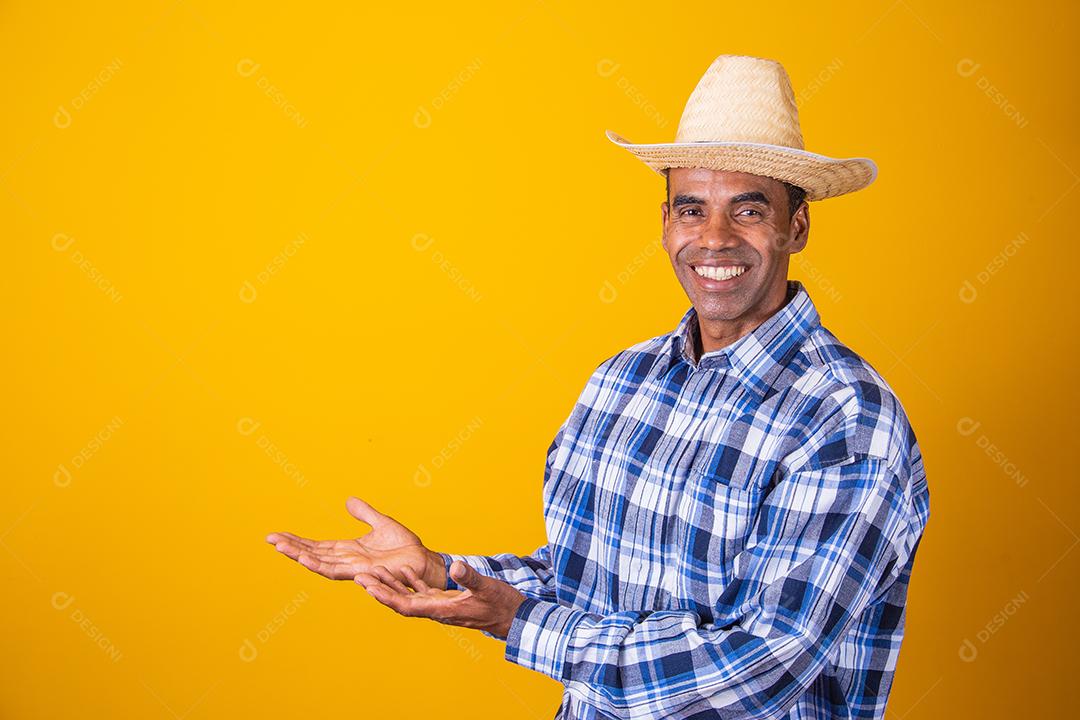 Retrato de homem brasileiro vestindo roupas típicas para a Festa Junina