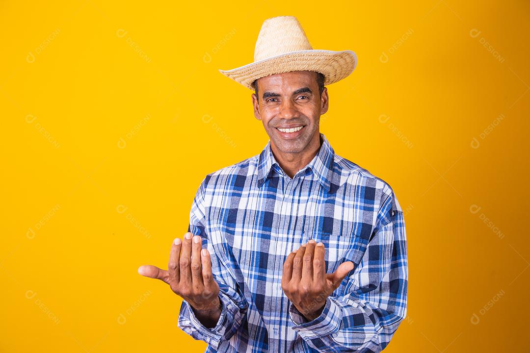 Retrato de homem brasileiro vestindo roupas típicas para a Festa Junina