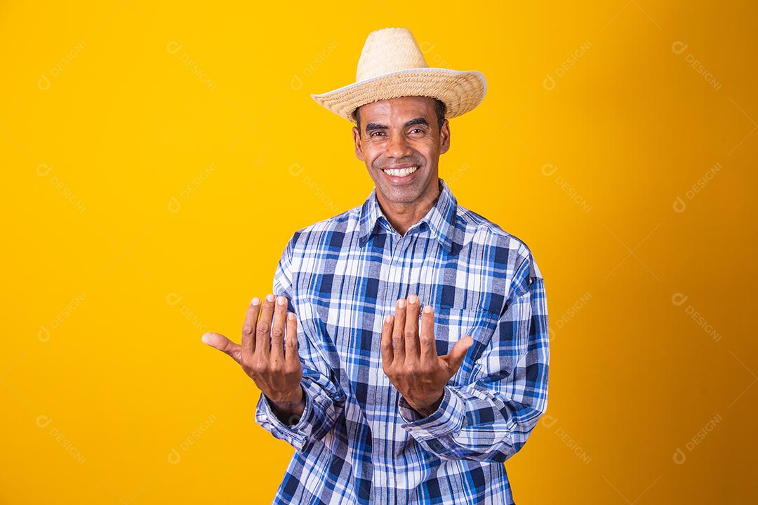 Retrato de homem brasileiro vestindo roupas típicas para a Festa Junina