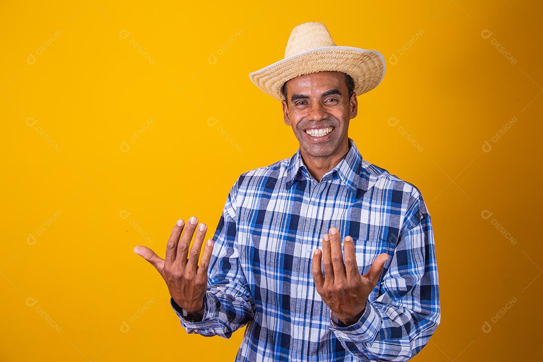 Retrato de homem brasileiro vestindo roupas típicas para a Festa Junina