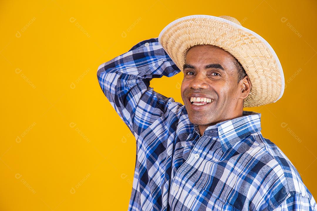 Retrato de homem brasileiro vestindo roupas típicas para a Festa Junina