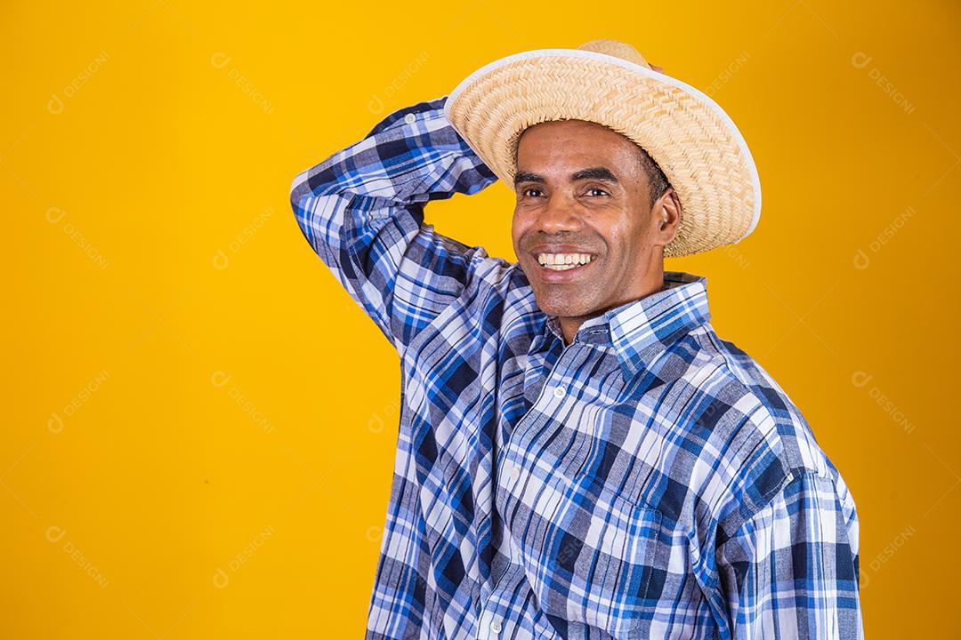 Retrato de homem brasileiro vestindo roupas típicas para a Festa Junina