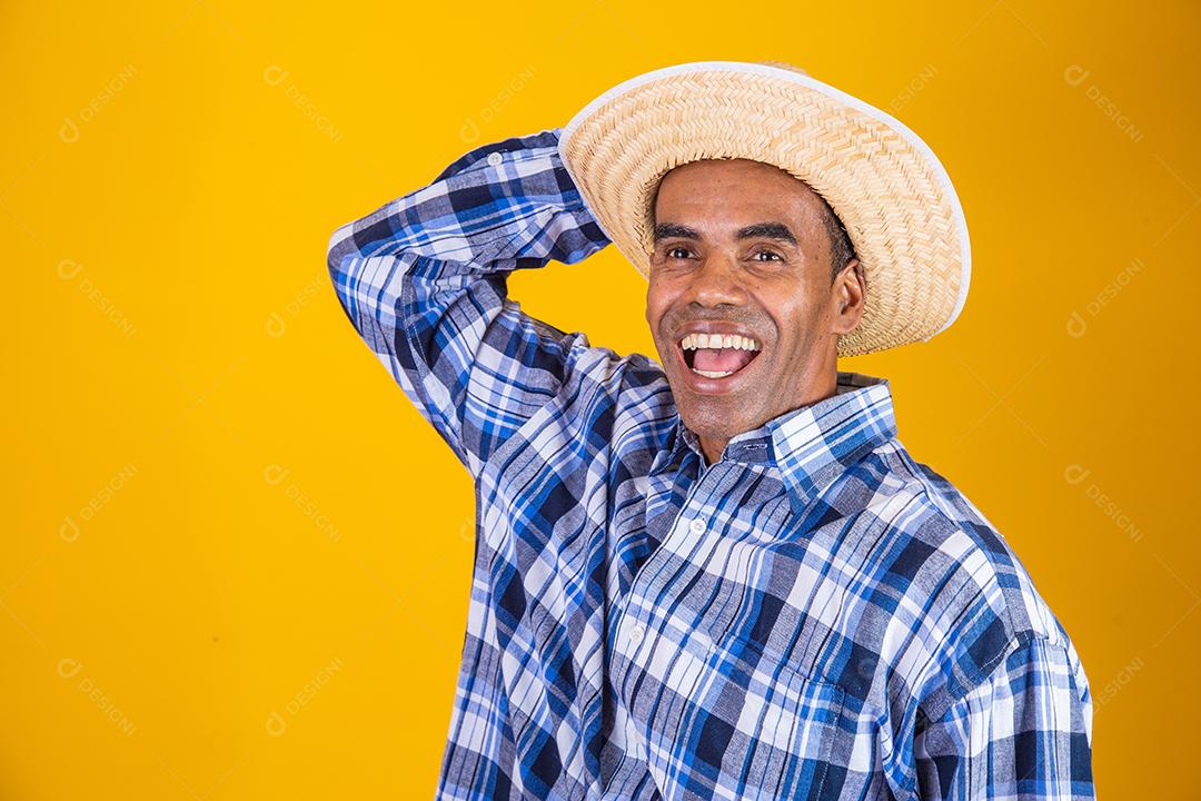 Retrato de homem brasileiro vestindo roupas típicas para a Festa Junina