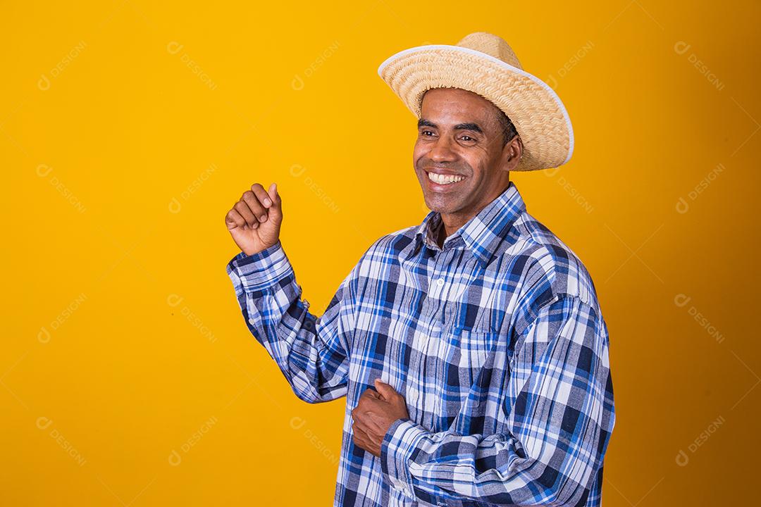 Retrato de homem brasileiro vestindo roupas típicas para a Festa Junina