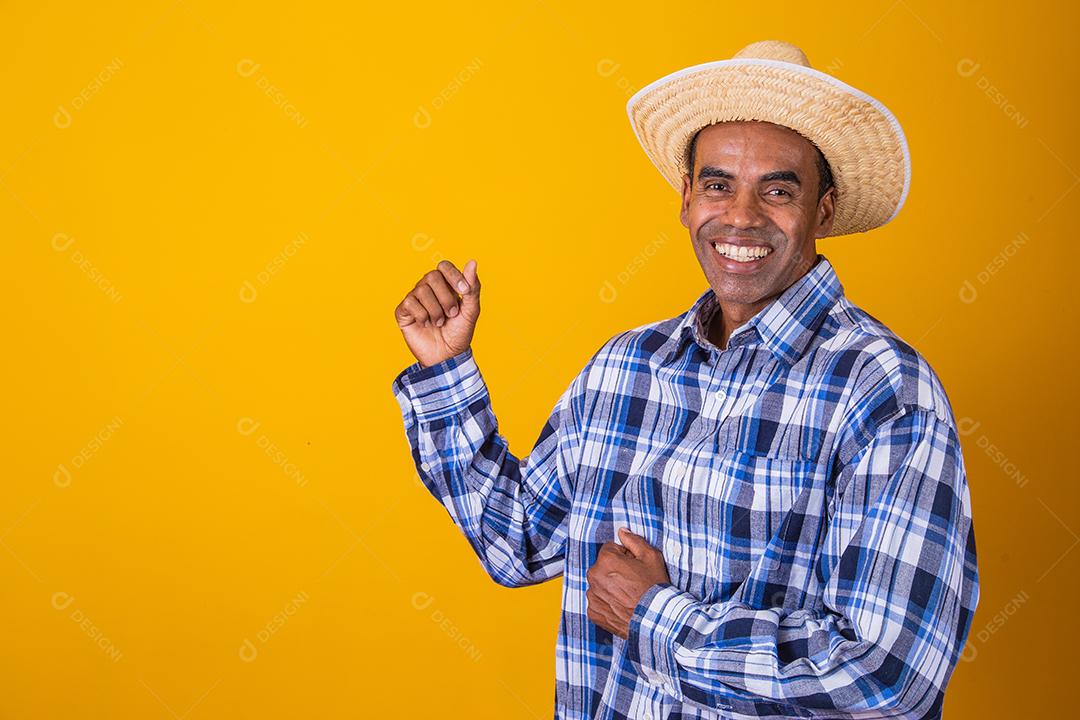 Retrato de homem brasileiro vestindo roupas típicas para a Festa Junina