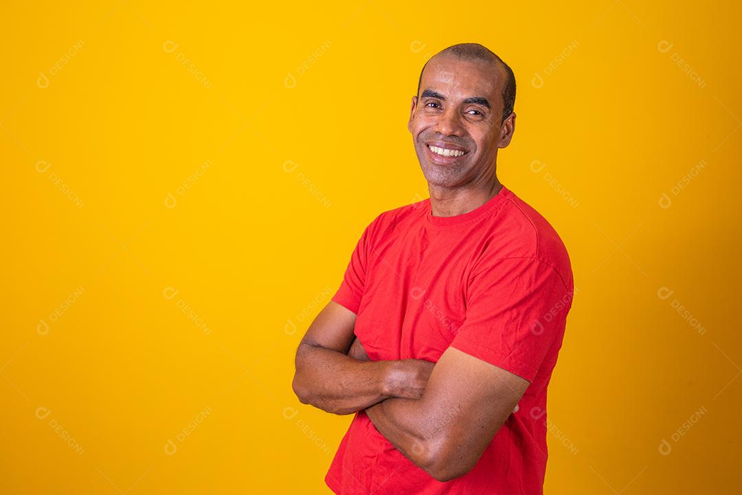 Homem negro mais velho cruzando os braços com confiança. otimista, feliz Homem afro com braços cruzados