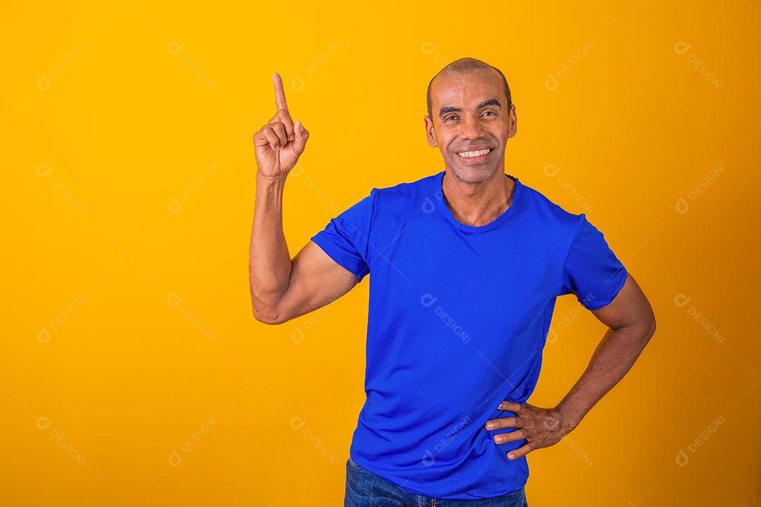 Homem afro fazendo compras ou trabalhando online pelo computador.