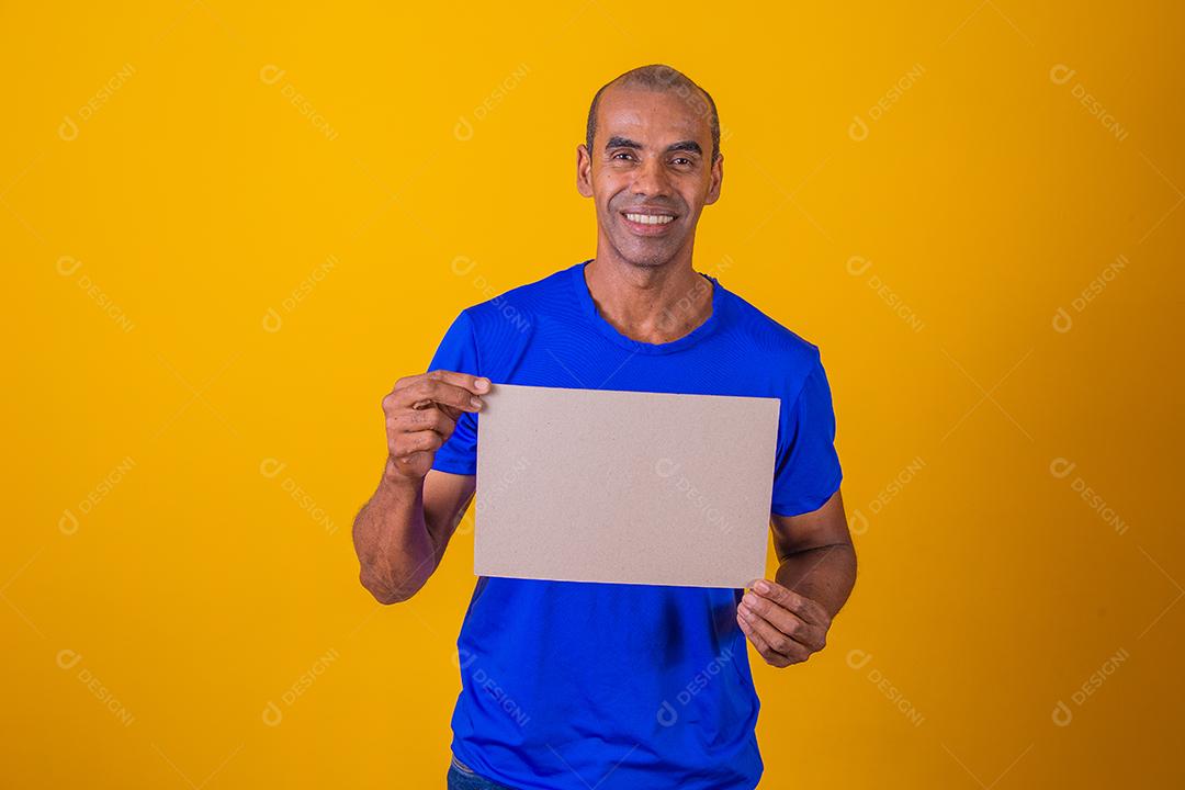 Homem afro segurando um cartaz