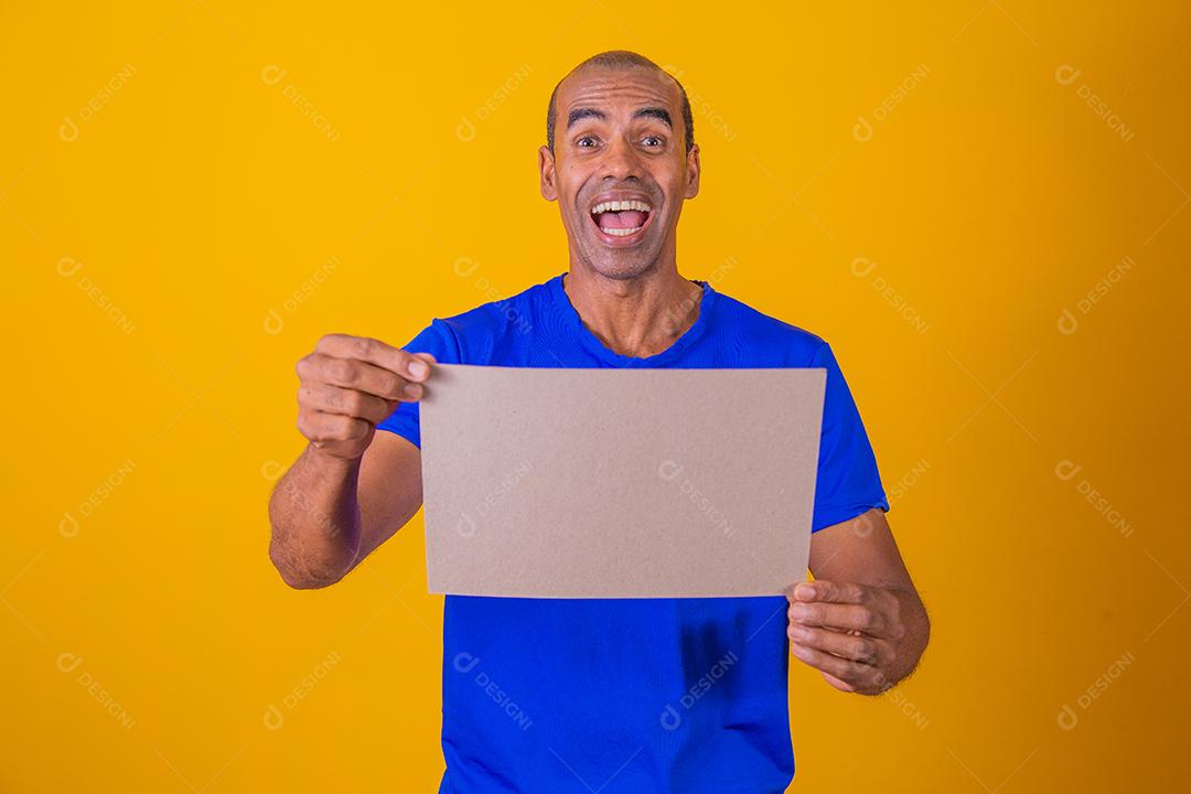 Homem afro segurando um cartaz