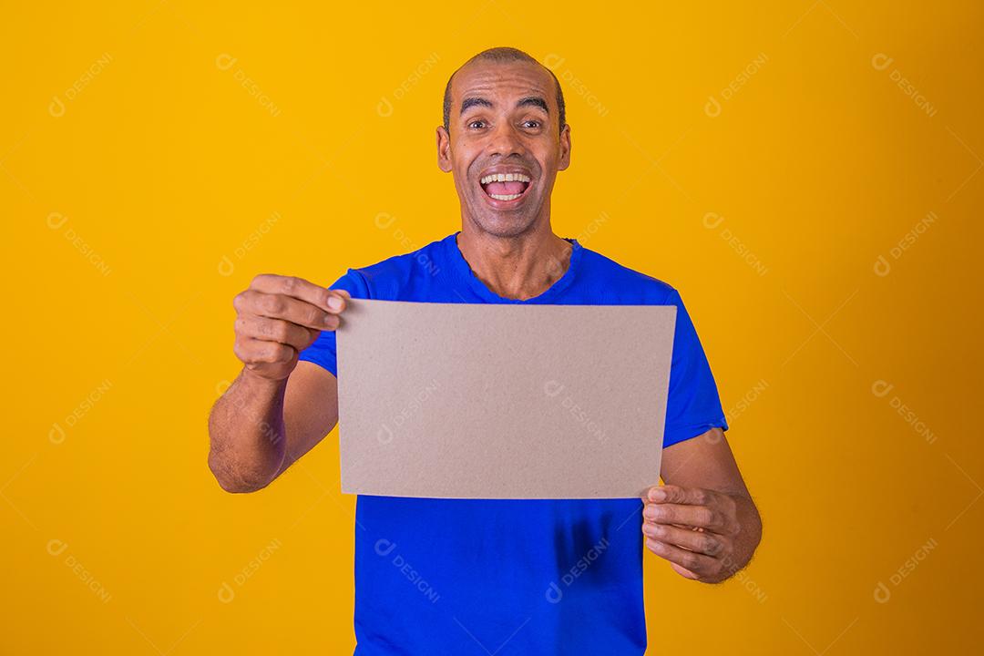 Homem afro segurando um cartaz