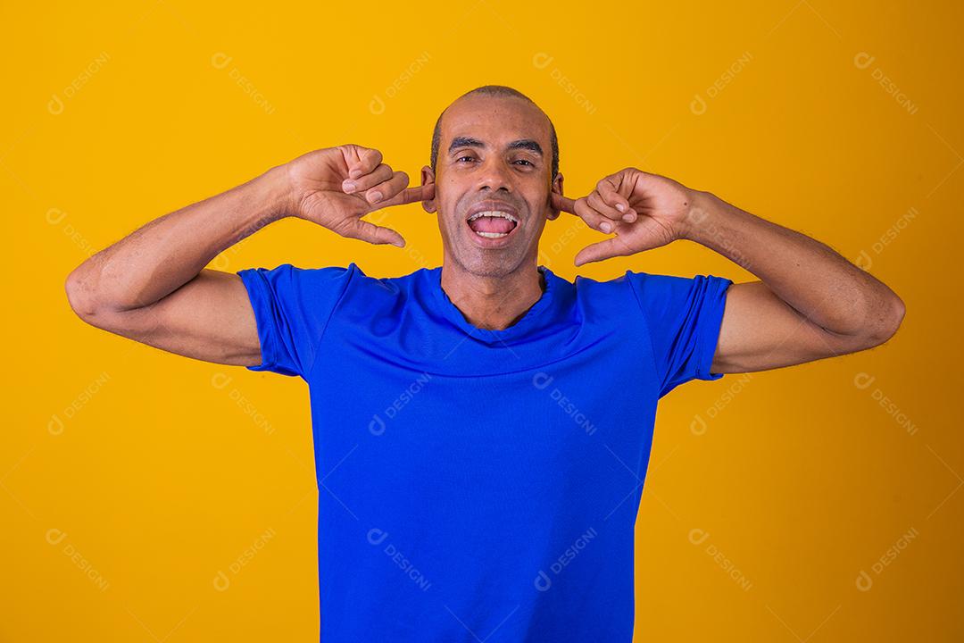 Retrato de homem afro-americano furioso cobrindo os ouvidos e gritando