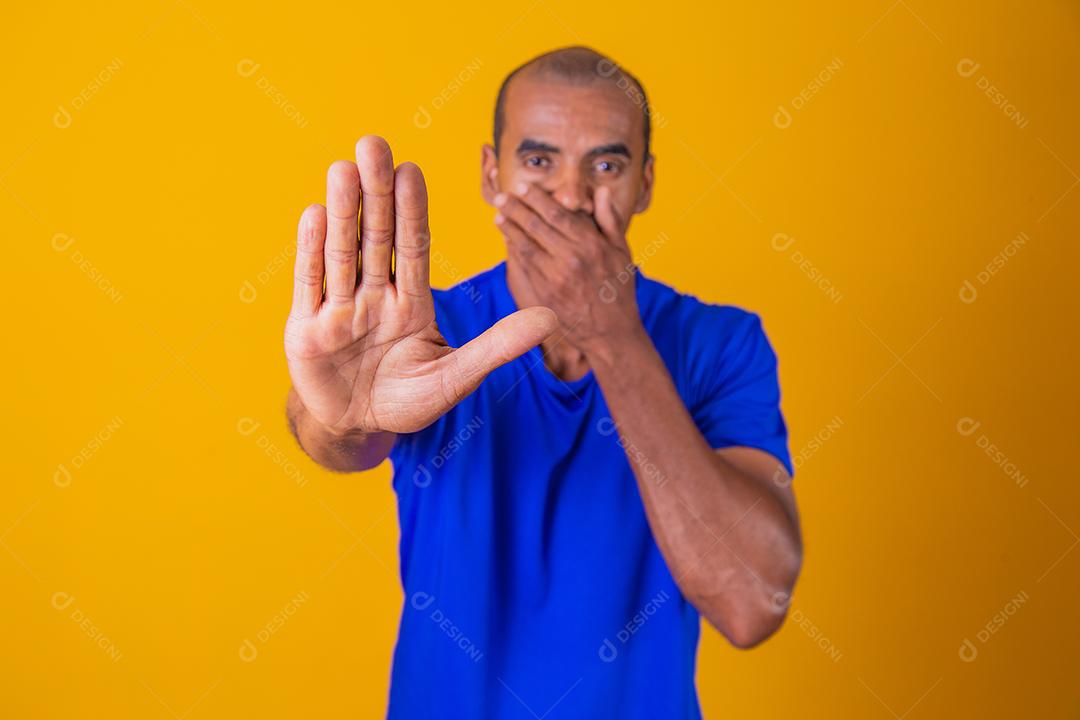 Homem afro-americano mostrou a mão no sinal para eles pararem com o preconceito racial.