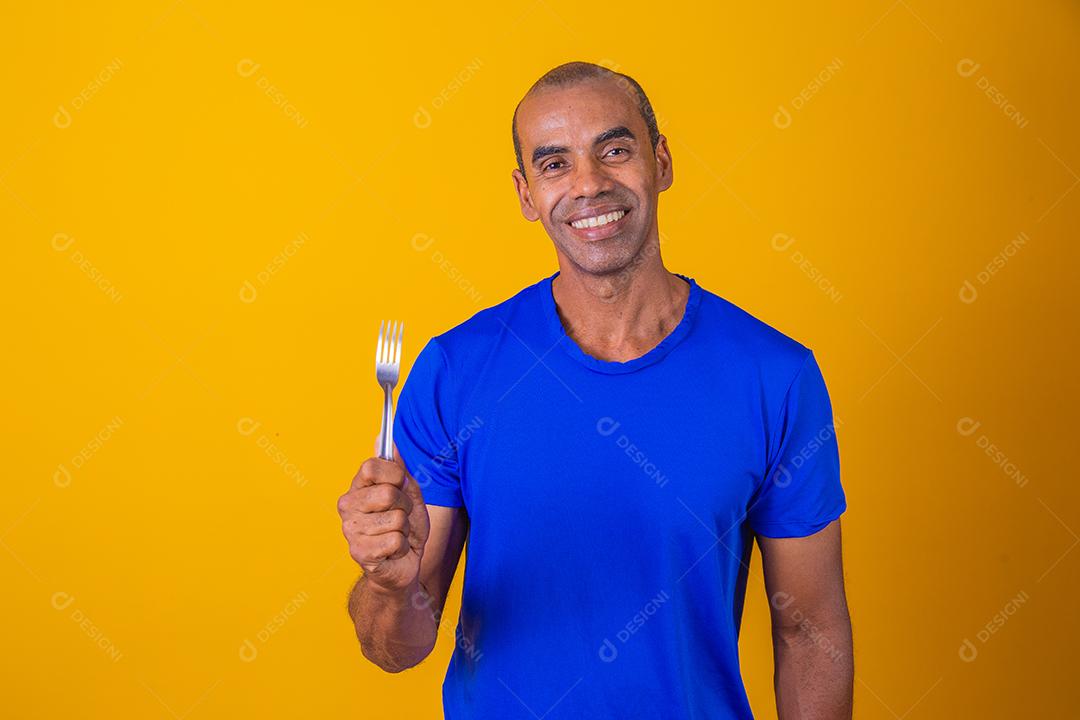 homem com fome segurando um garfo