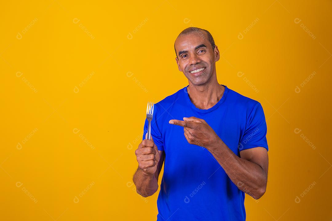 homem com fome segurando um garfo