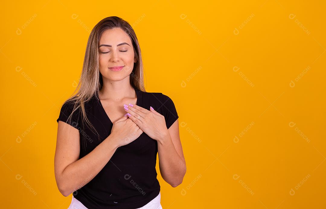 Linda Jovem Loira usando blusa preta