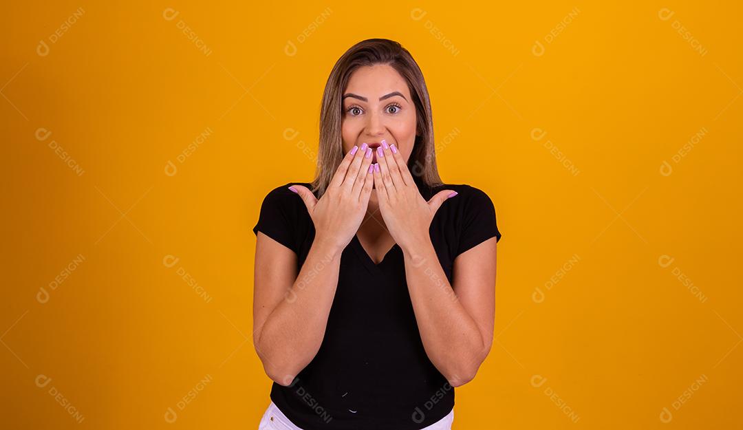 Linda Jovem Loira fazendo Expressão de Surpresa