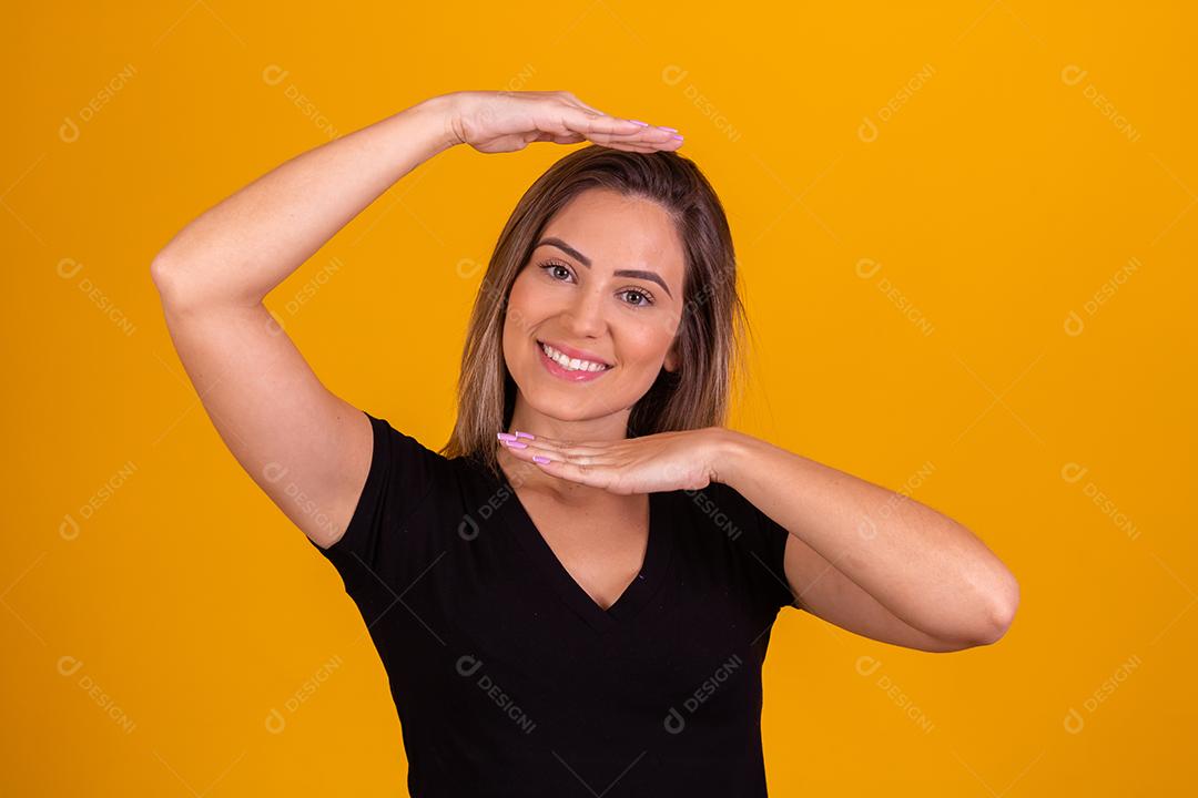 Linda Jovem Loira fazendo Expressão Feliz