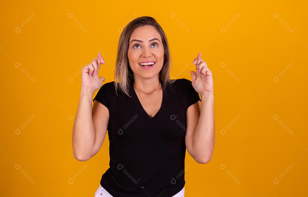 Linda Mulher Jovem com dedos Cruzados.Sorte