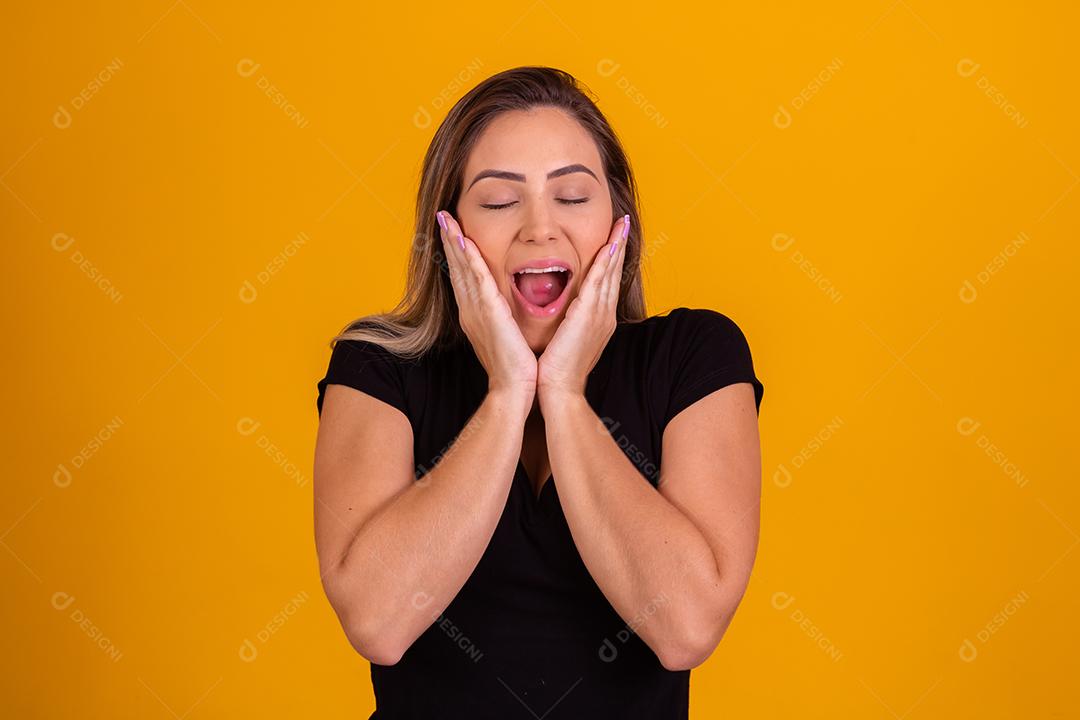 Jovem Loira sorrindo olhando para Câmera