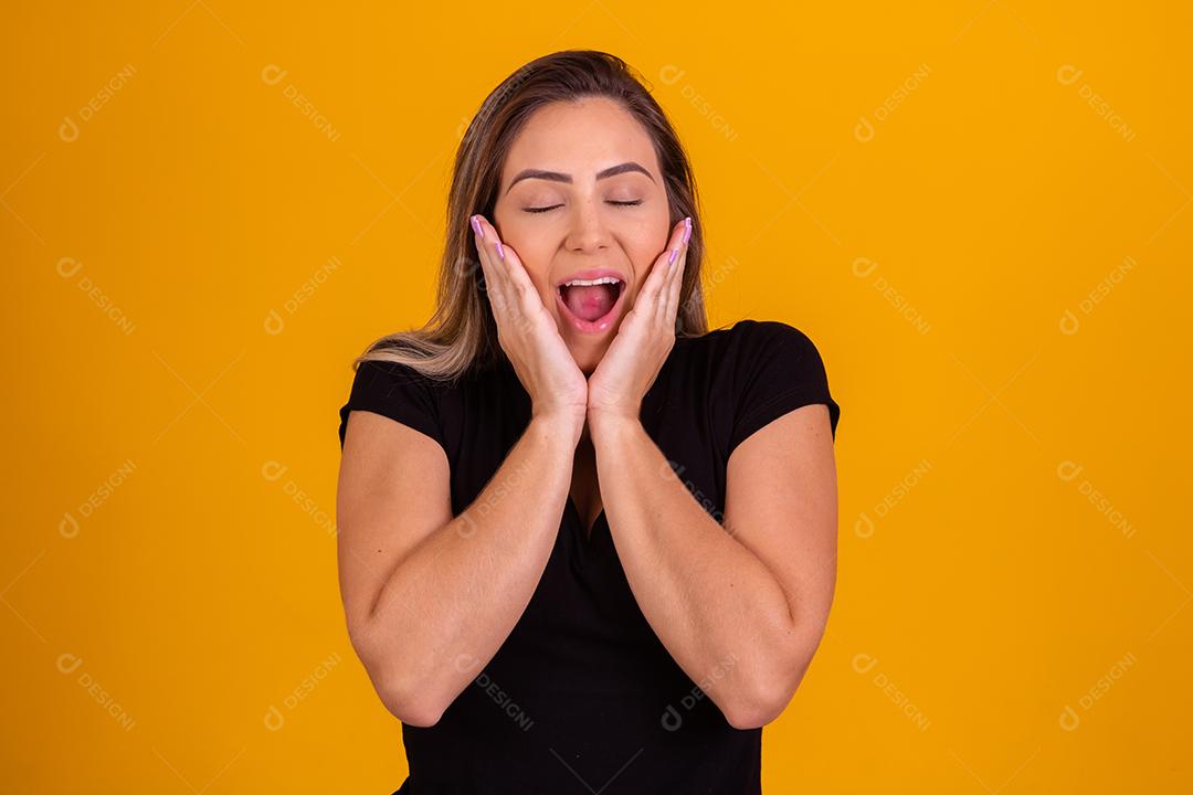 Jovem Loira sorrindo olhando para Câmera