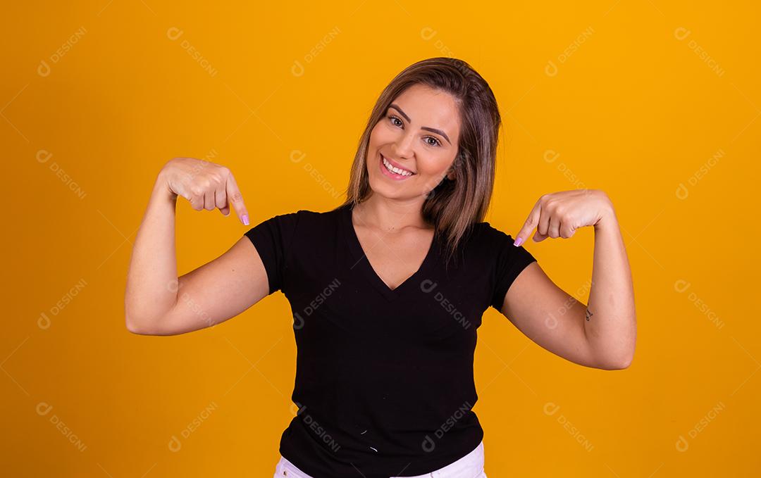 Mulher Loira Jovem apontando pros ombros