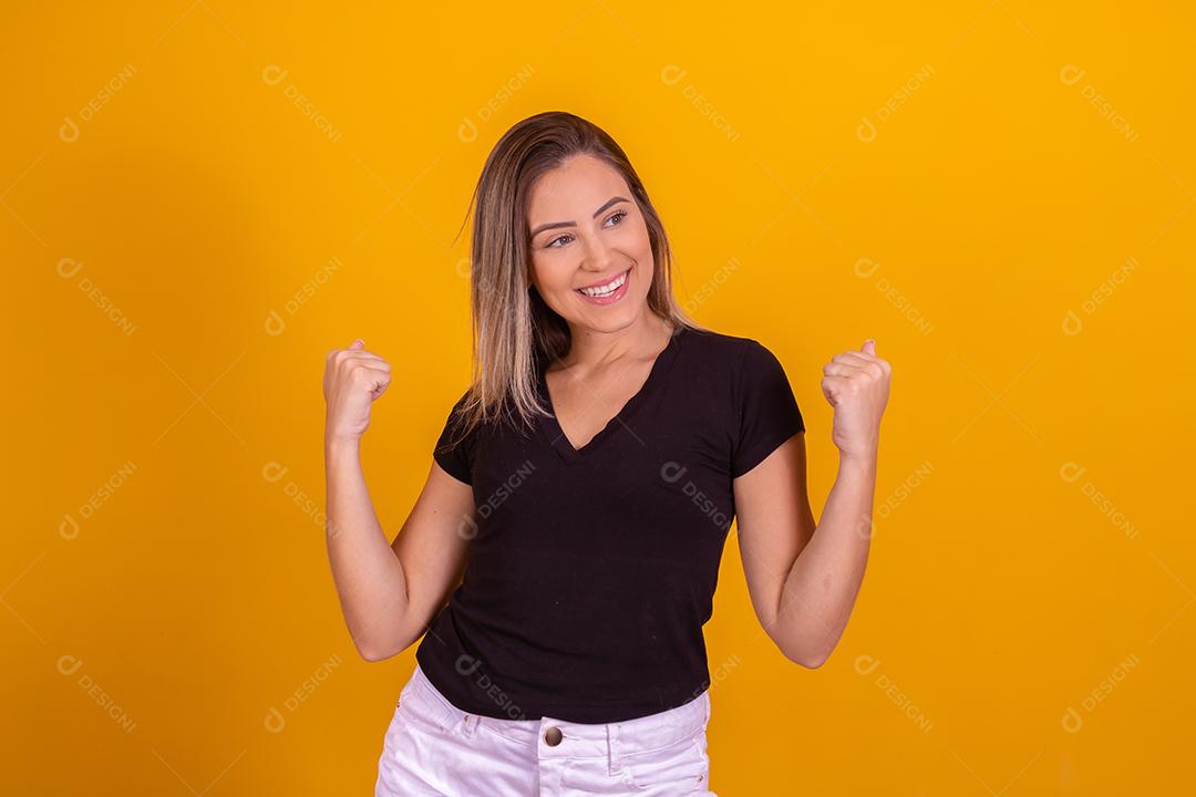 Linda jovem Comemorando Vitória