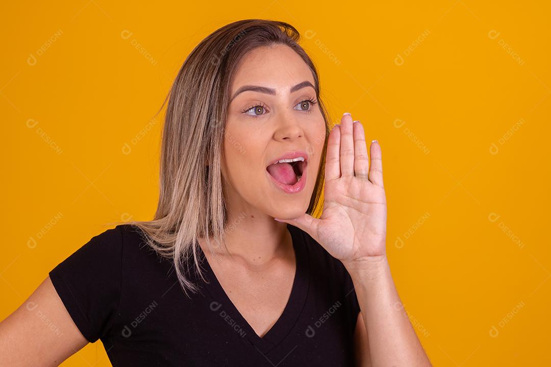 Linda jovem chamando alguém