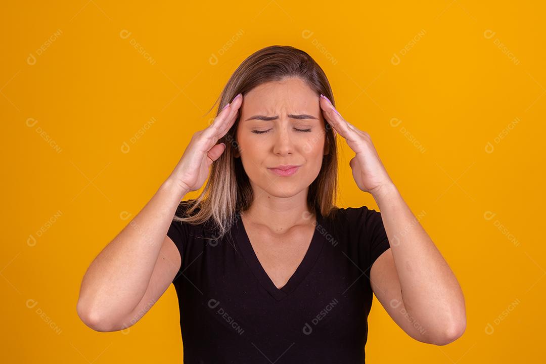 Linda mulher com dor de cabeça