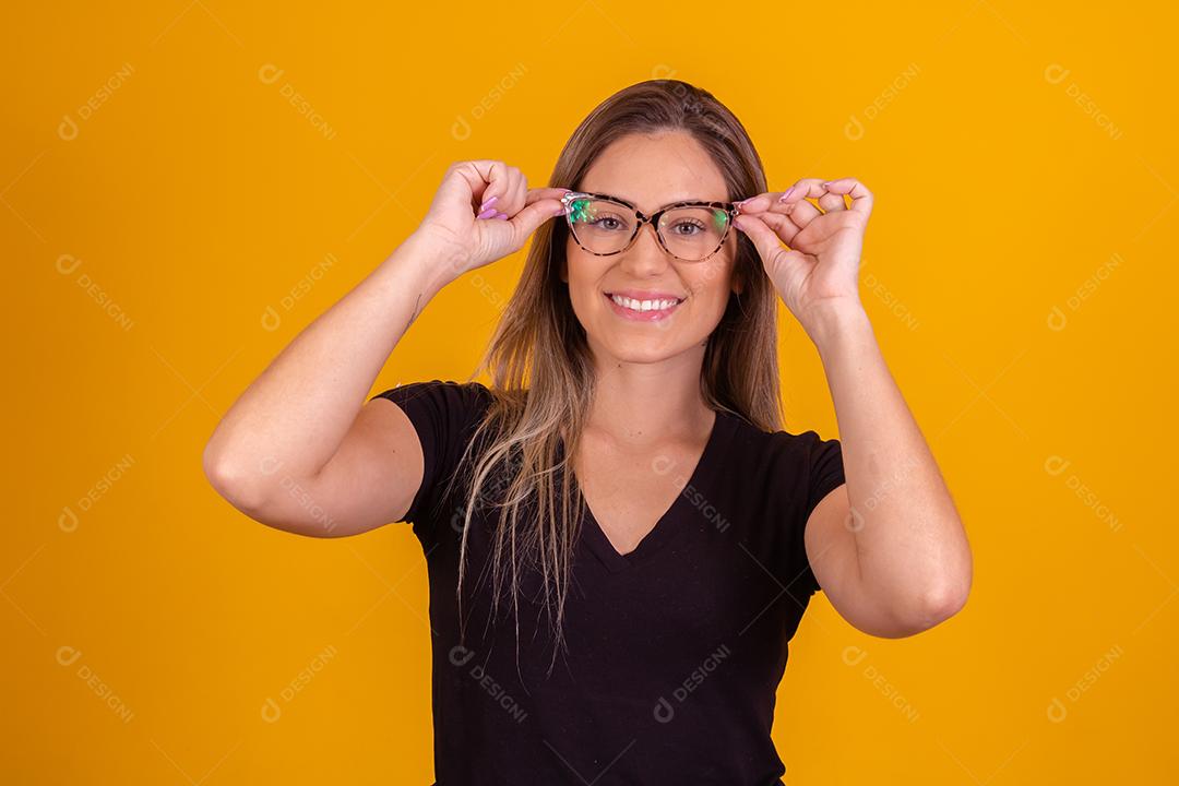 Linda Mulher Loira Sorrindo de Óculos