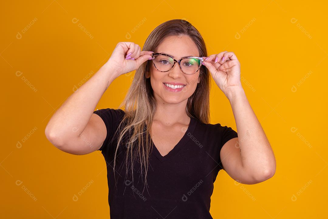 Linda Mulher Loira Sorrindo de Óculos