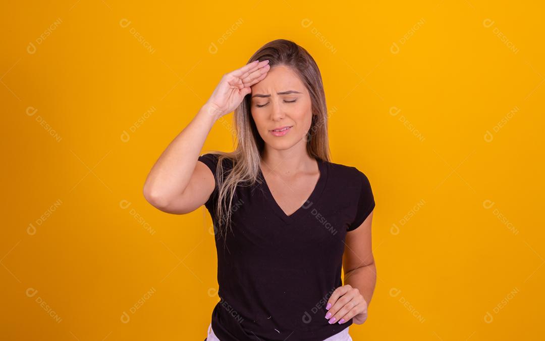 Mulher loira usando mascara, blusa preta fazendo gestos com as mãos