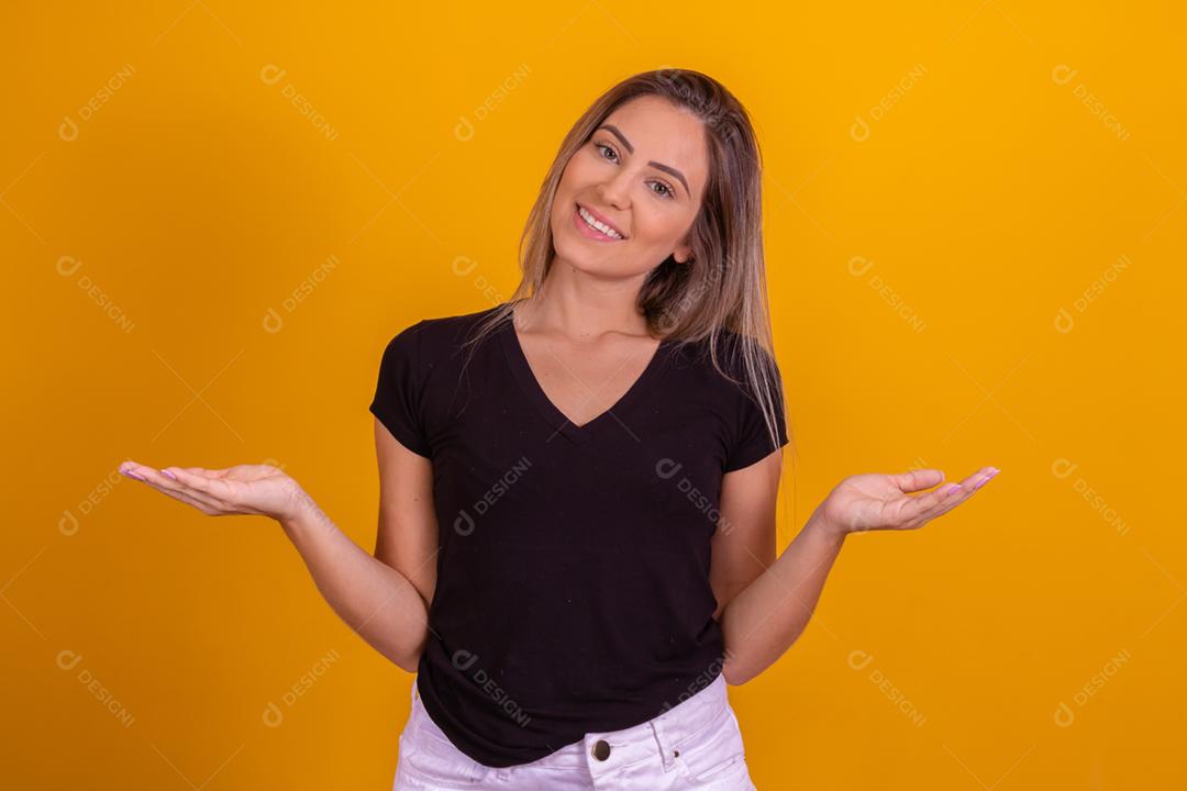 Mulher loira usando uma blusa preta fazendo gestos com as mãos