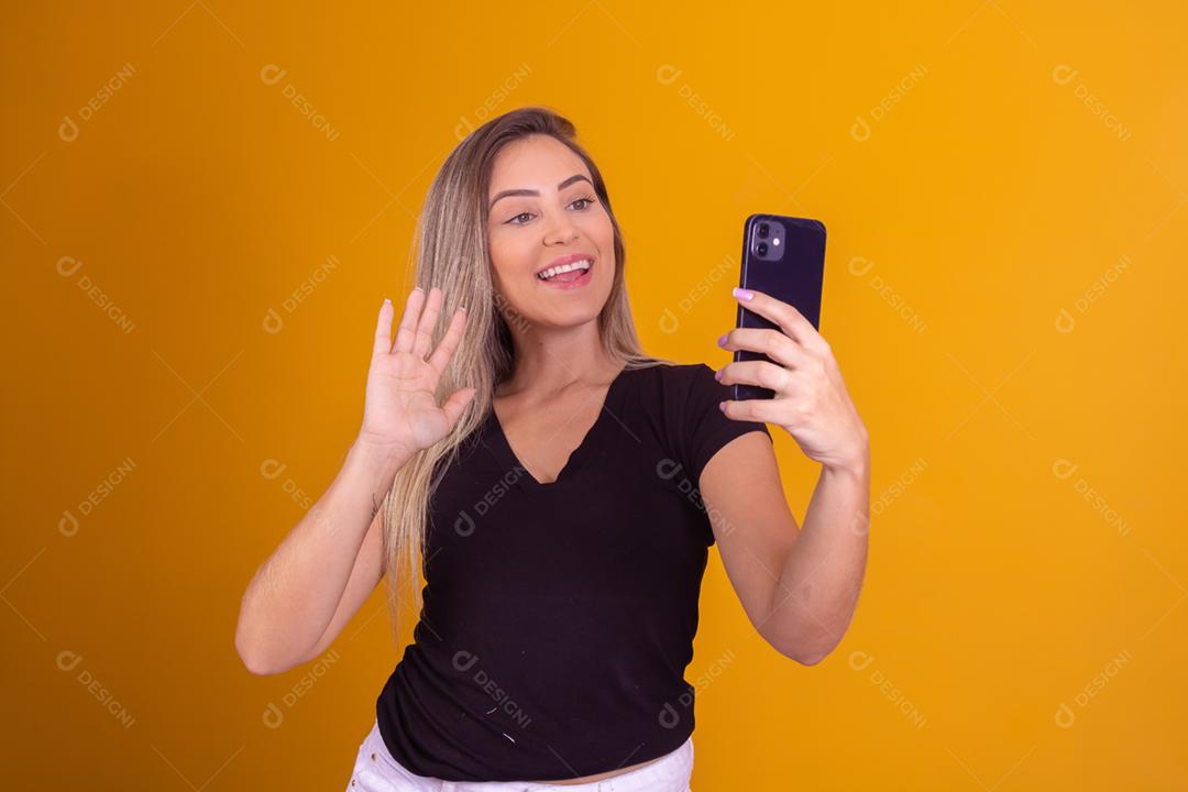 mulher loira conversando via celular