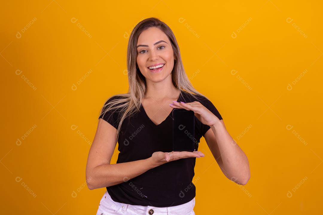 mulher loira fazendo gestos com as maõs