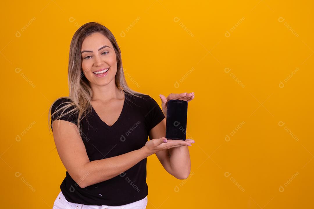 mulher loira segurando um celular