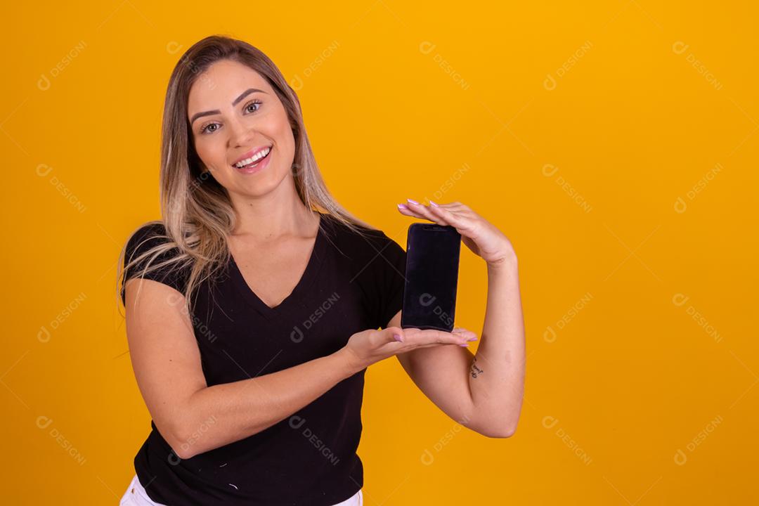 mulher loira segurando um celular