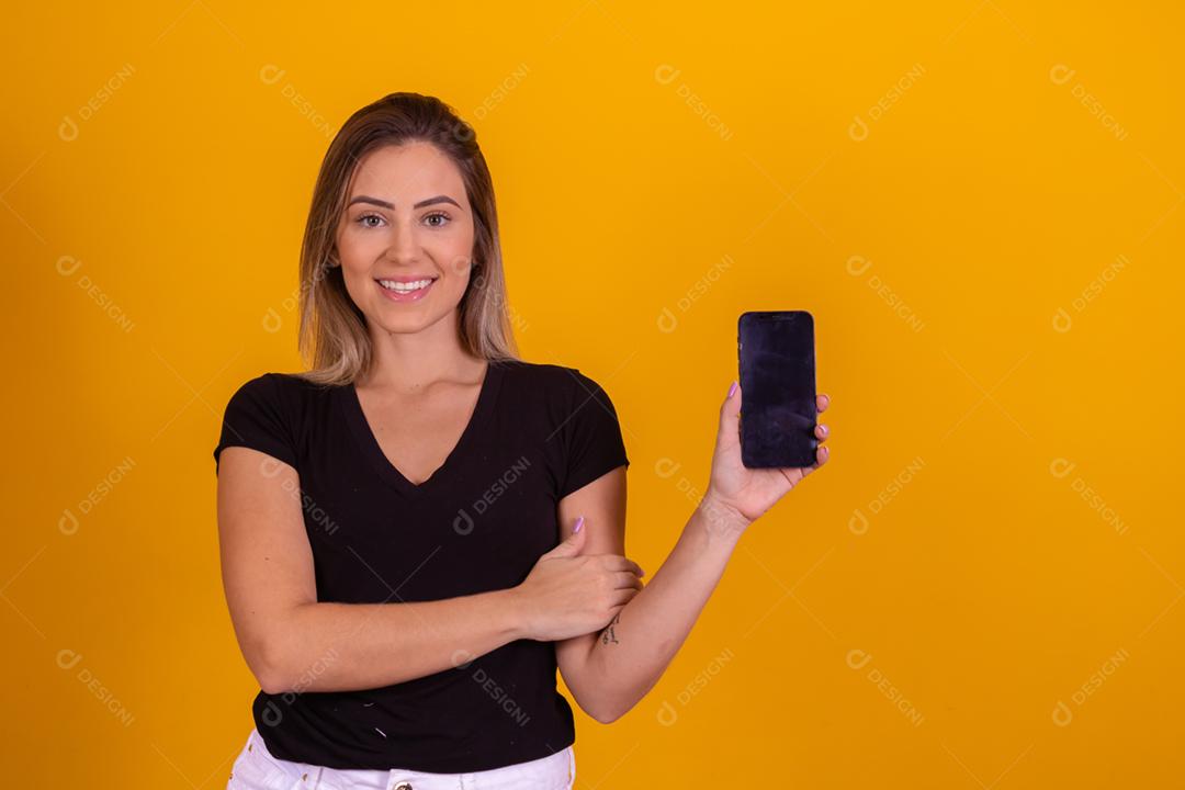 mulher loira segurando um celular